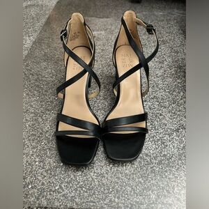 New never been worn Naturalizer Tiff Black Leather strappy sandals women’s 9.5